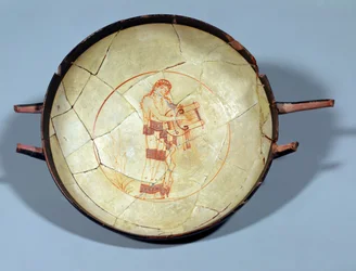 Fußlose Tasse, stehende Muse, die die Leier spielt, zugeschrieben dem Hesiod-Maler, weißgrundige attische Periode, ca. 470-460 v. Chr. (Keramik)